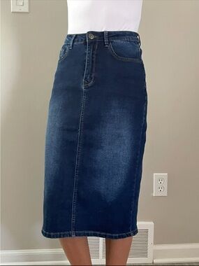 The Main Street Exchange Women’s Blue Demin Skirt